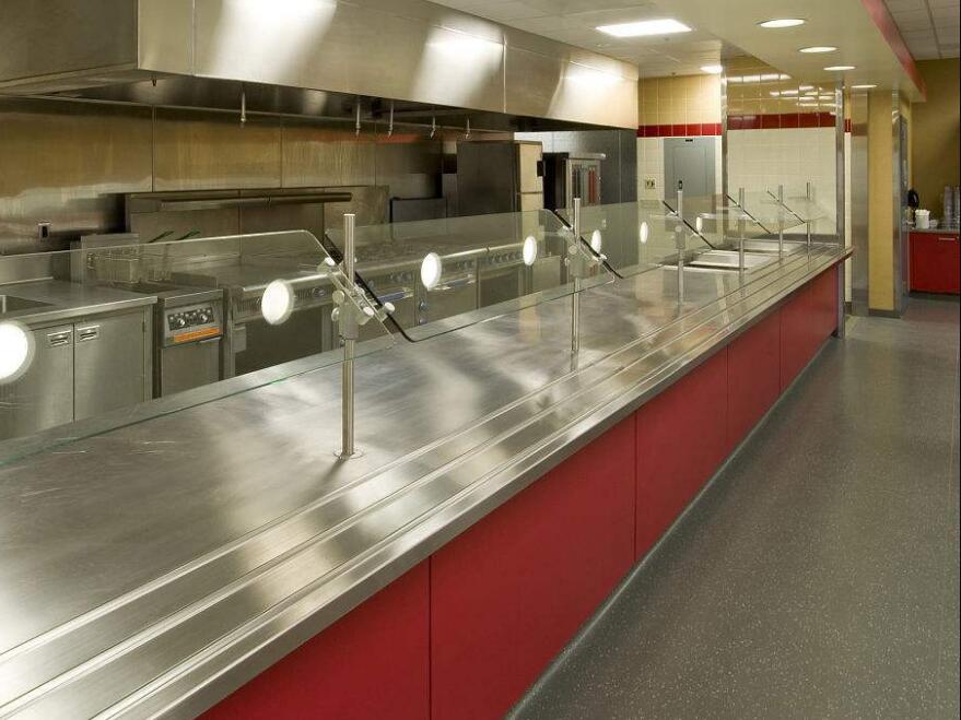 酒店餐厅等商用厨房用什么地砖好？选择PVC还是瓷砖？